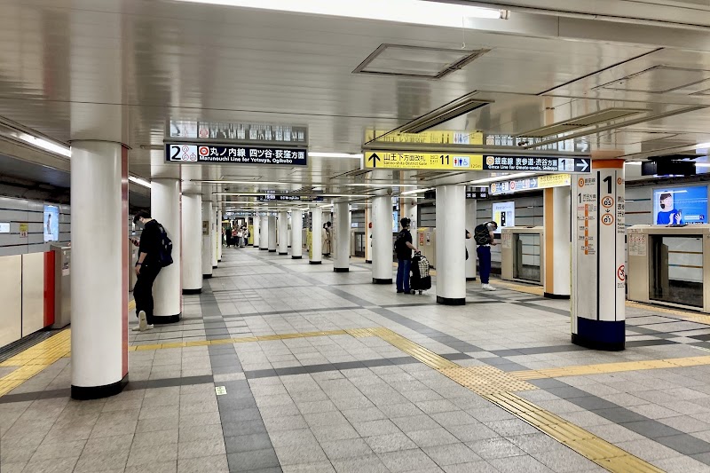 Akasaka-Mitsuke Station Smoking Area