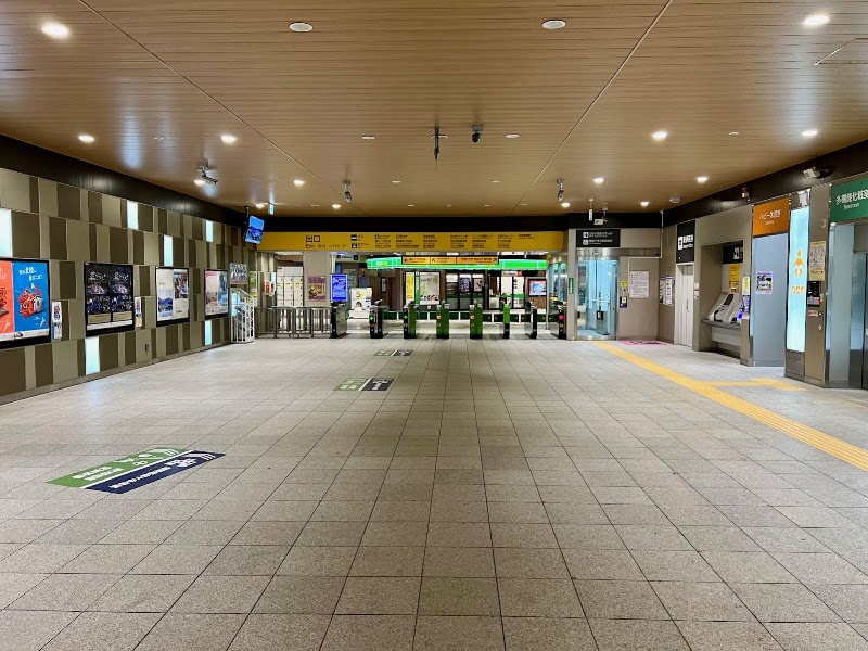 Shinanomachi Station Smoking Area